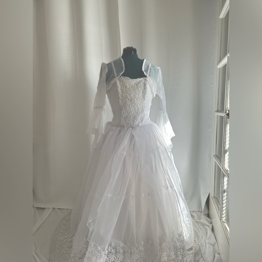 Gorgeous christening/wedding dress |comes with sheer bolero, armpiece, and bow!!